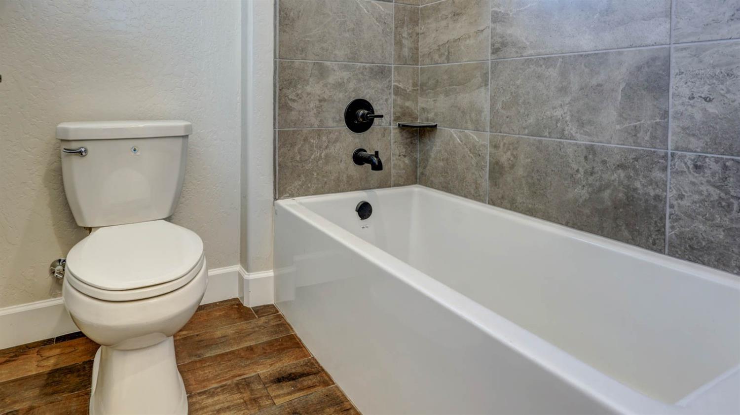 1742 North Applegate Avenue Clovis, CA 93619 - Photo 20 of 31 a bathroom with a toilet and bathtub