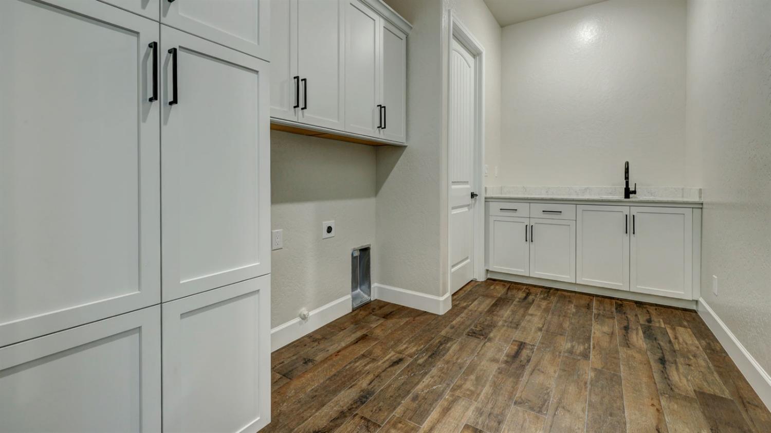 1742 North Applegate Avenue Clovis, CA 93619 - Photo 22 of 31 a view of cabinets and wooden floor