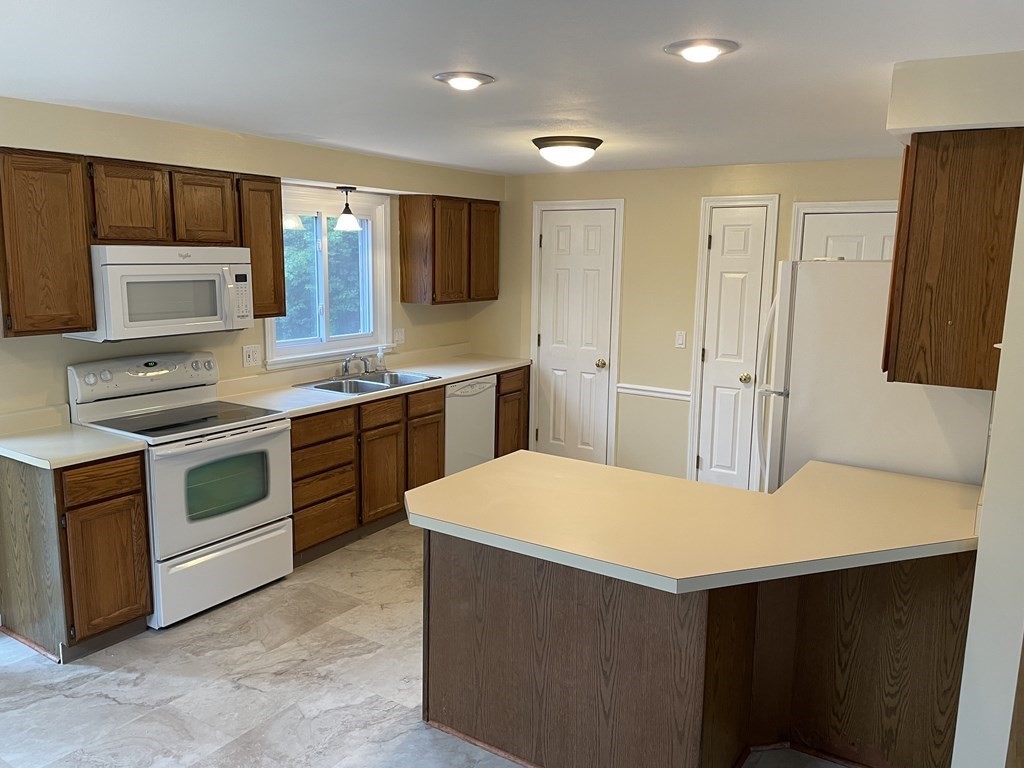 569 Post Road, Unit 569 Greenland, NH 03840 - Photo 3 of 18