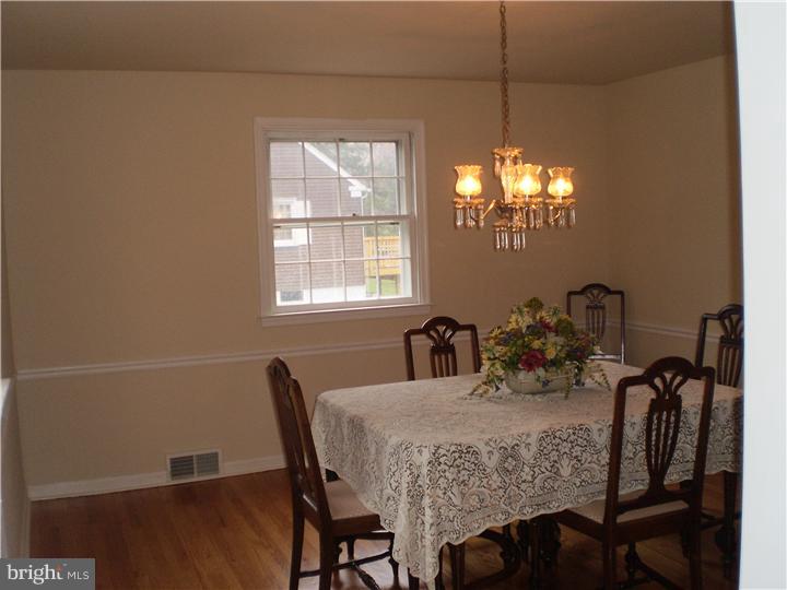 27 Oakford Road Wayne, PA 19087 - Photo 4 of 17