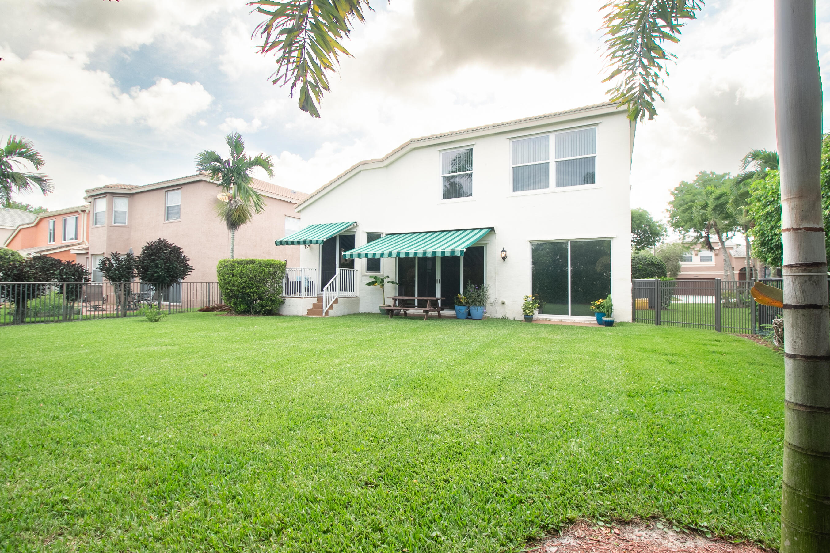 2080 Reston Circle Royal Palm Beach, FL 33411 - Photo 3 of 31 back yard