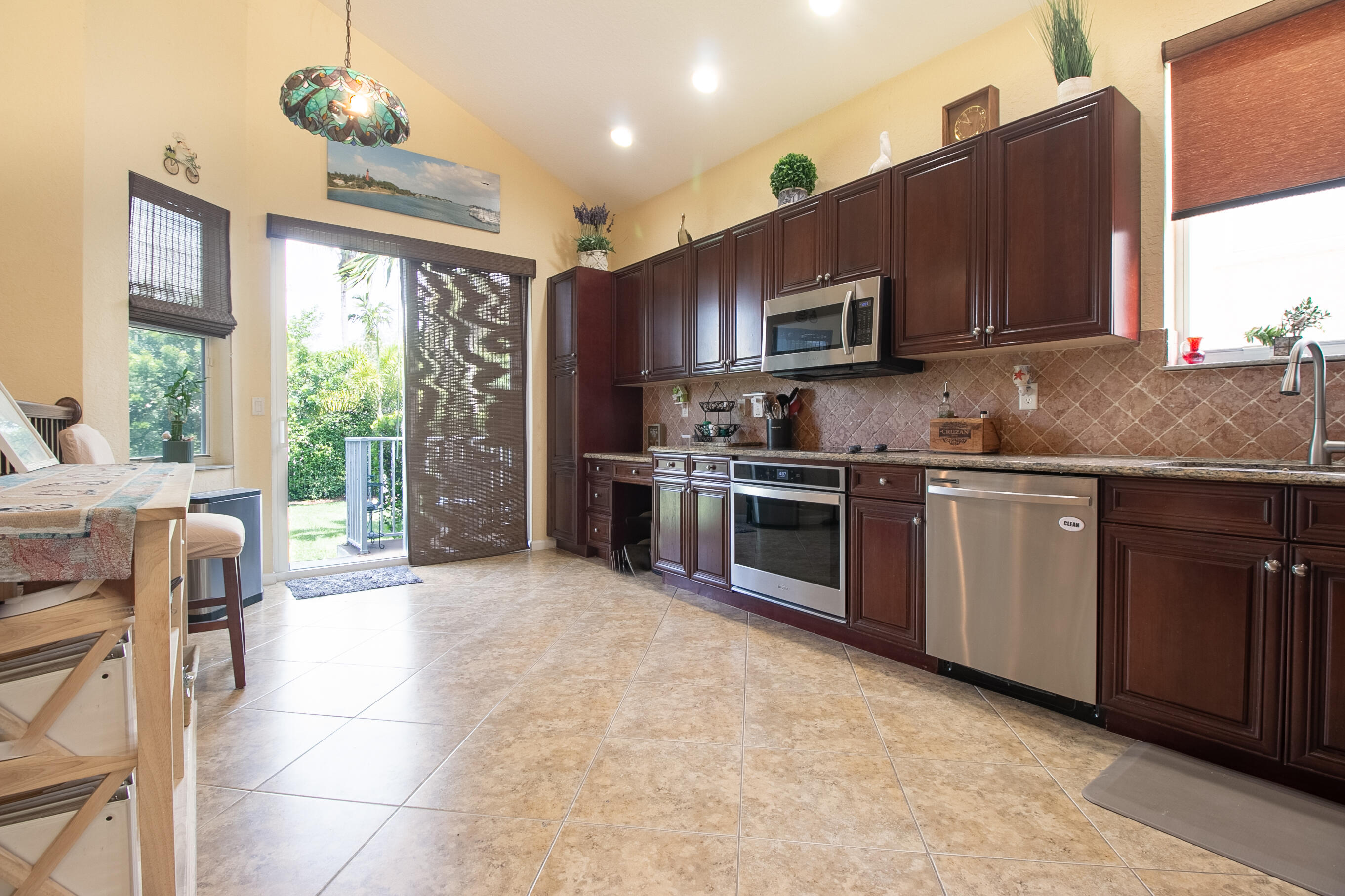 2080 Reston Circle Royal Palm Beach, FL 33411 - Photo 9 of 31 Large kitchen