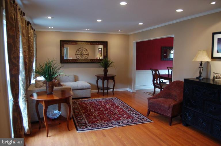 9212 Bells Mill Road Potomac, MD 20854 - Photo 3 of 27 Living Room #2