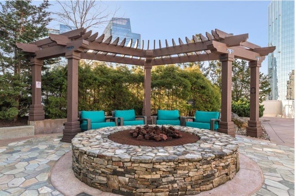 3324 Peachtree Road Northeast, Unit 2406 Atlanta, GA 30326 - Photo 11 of 12 a view of a patio with a table chairs and a small yard