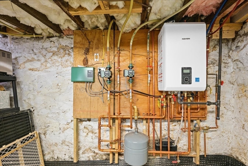 126 Beaconsfield Road Worcester, MA 01602 - Photo 28 of 42 a bathroom with a toilet and shower