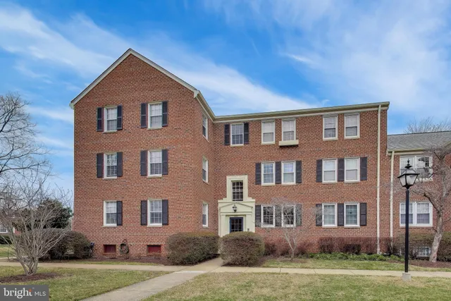 $309,000 | 6622 East Wakefield Drive, Unit B1, Alexandria, VA 22307