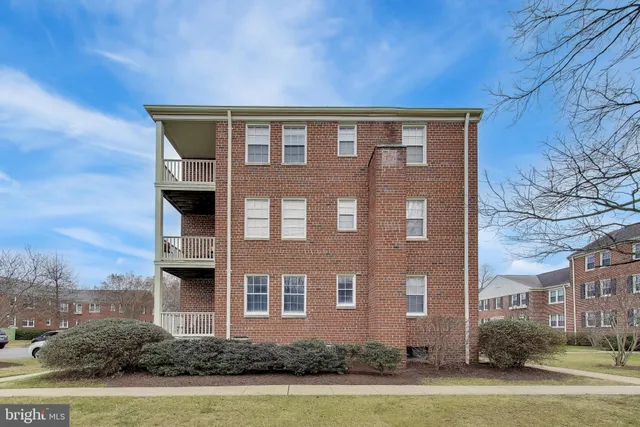$309,000 | 6622 East Wakefield Drive, Unit B1, Alexandria, VA 22307