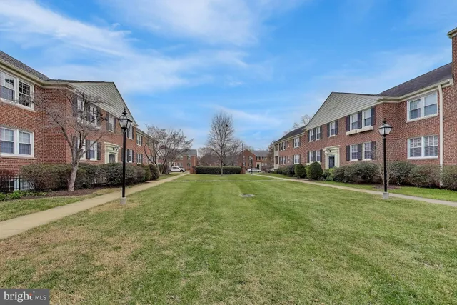 $309,000 | 6622 East Wakefield Drive, Unit B1, Alexandria, VA 22307