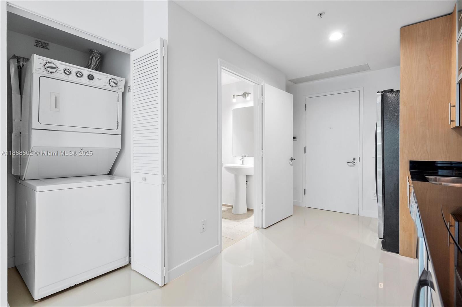 60 Southwest 13th Street, Unit 2420 Miami, FL 33130 - Photo 11 of 33 a view of bathroom