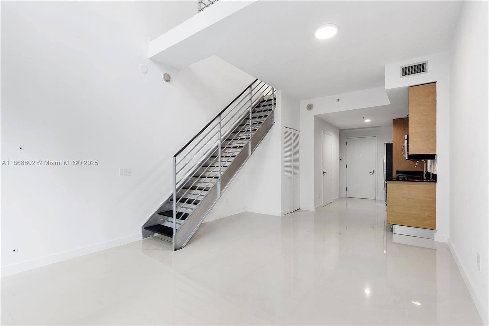 60 Southwest 13th Street, Unit 2420 Miami, FL 33130 - Photo 7 of 33 an entryway in a room