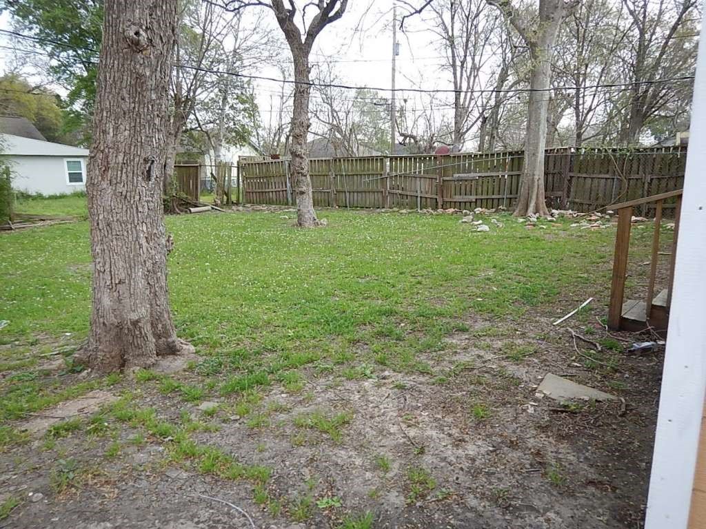 4603 Keystone Street Houston, TX 77021 - Photo 3 of 13 a backyard of a house with lots of green space