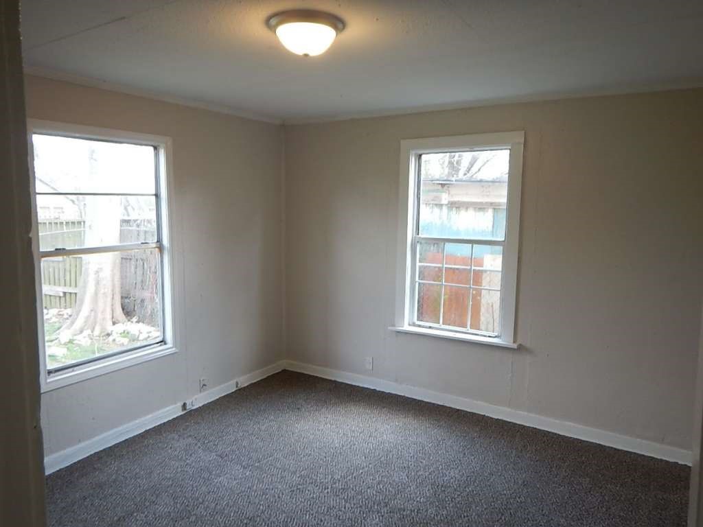 4603 Keystone Street Houston, TX 77021 - Photo 8 of 13 an empty room with a window