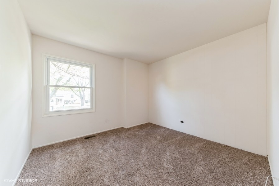 644 Raupp Boulevard Buffalo Grove, IL 60089 - Photo 10 of 23 an empty room with a window