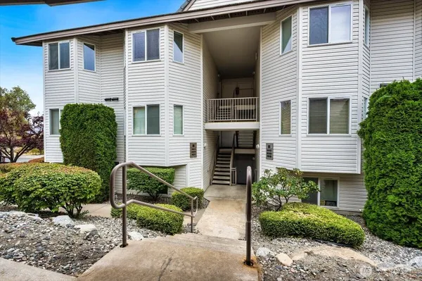 $465,000 | 808 West Manson Highway, Unit B201, Chelan, WA 98816
