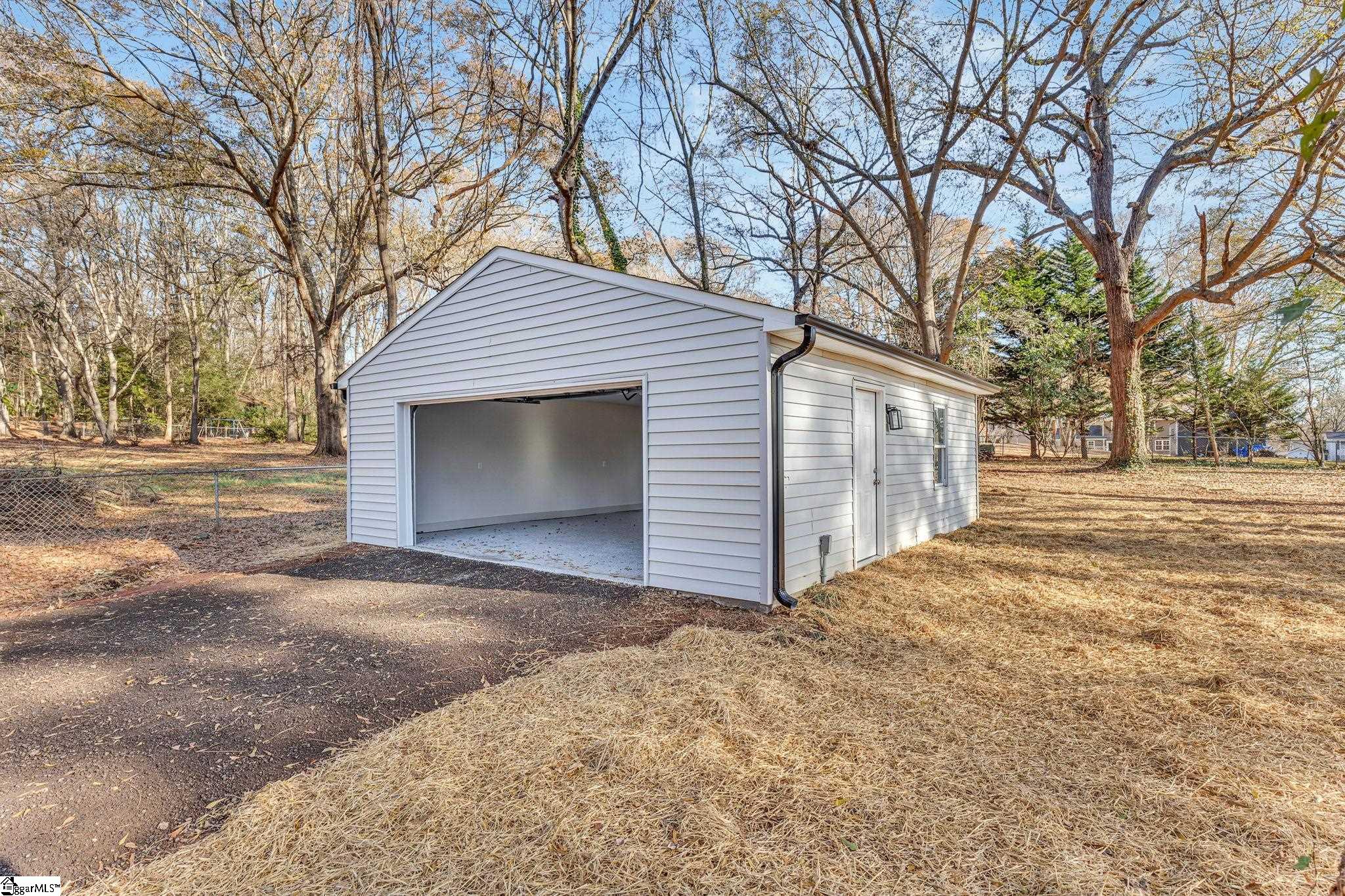 901 Standing Springs Road Greenville, SC 29605 - Photo 4 of 46