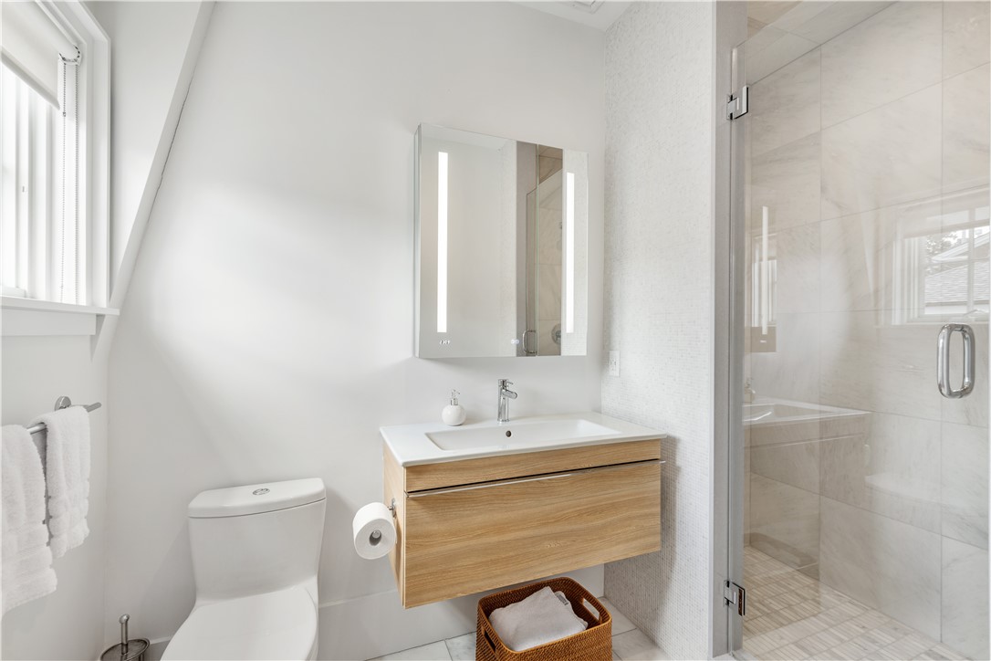 15 High Street Newport, RI 02840 - Photo 33 of 50 Guest bathroom