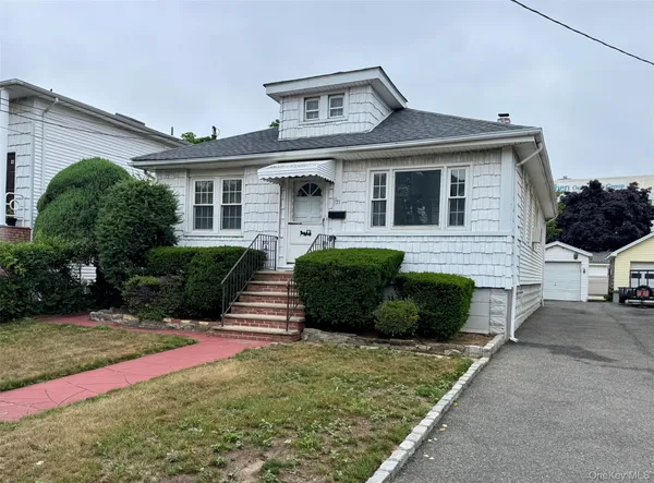 $3,250 | 121 Lyon Place, Lynbrook, NY 11563