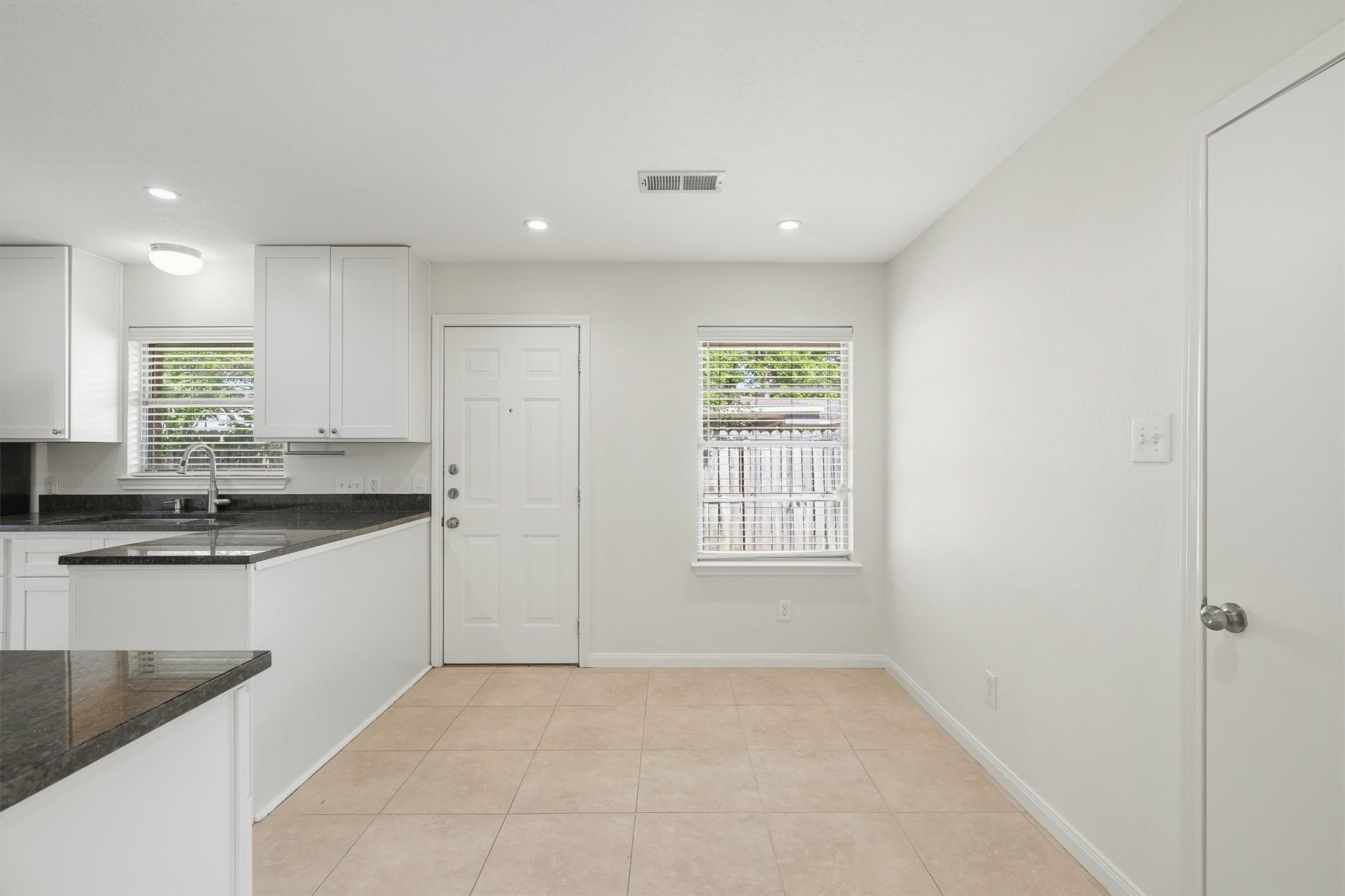 3331 Arbor Street Houston, TX 77004 - Photo 14 of 30 Bright and airy breakfast area