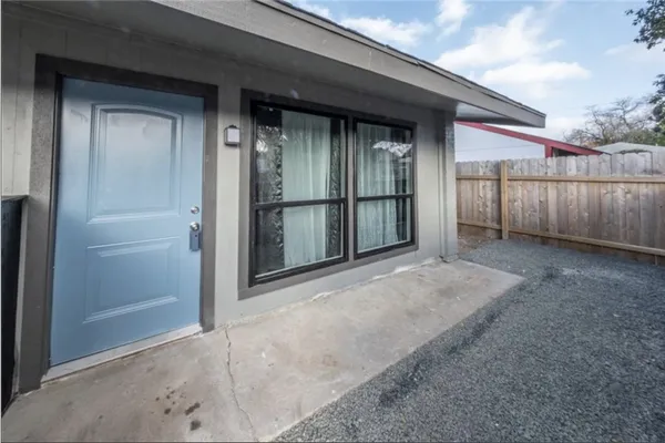$900 | 2610 Ektom Drive, Unit C, Austin, TX 78745