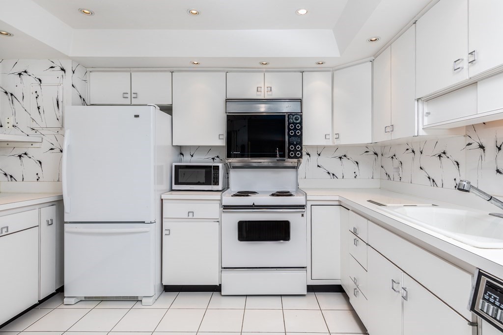 404 Paradise Road, Unit 2G Swampscott, MA 01907 - Photo 11 of 36