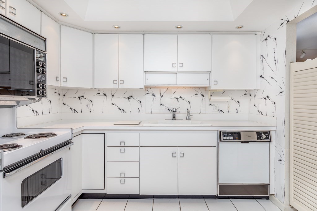 404 Paradise Road, Unit 2G Swampscott, MA 01907 - Photo 12 of 36