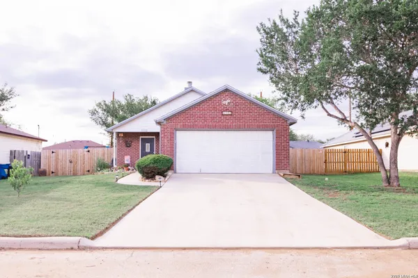 $1,600 | 1512 Sandra Circle, Pleasanton, TX 78064