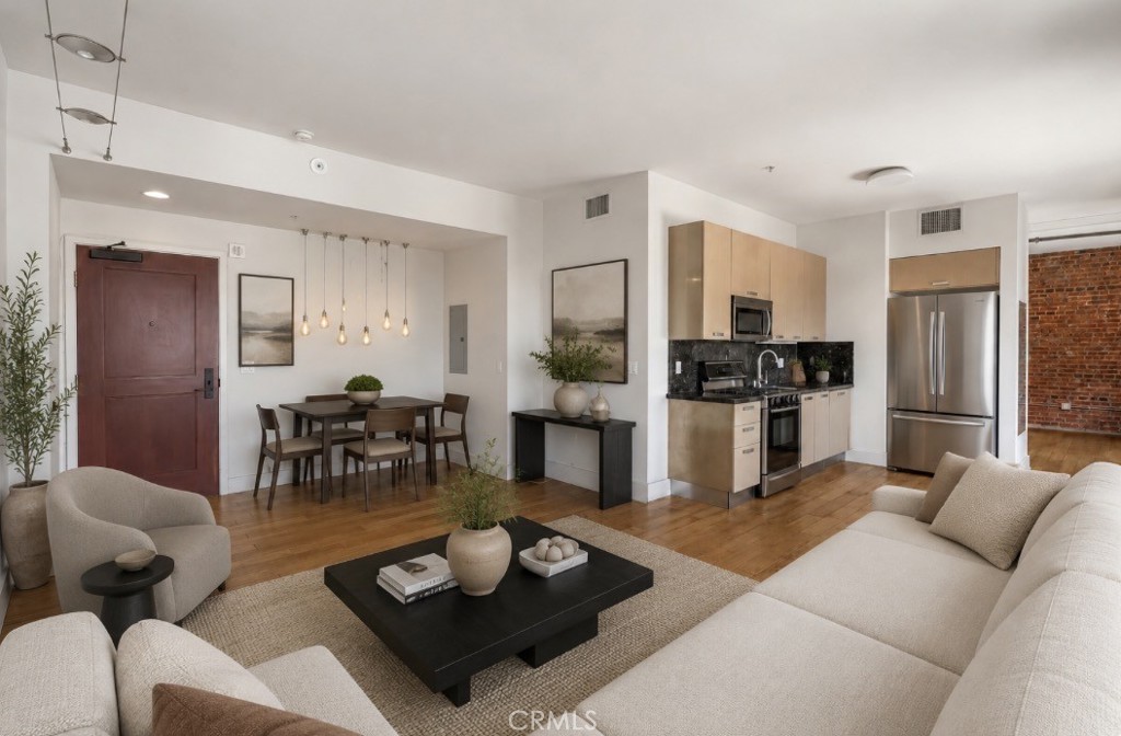 460 South Spring Street, Unit 702 Los Angeles, CA 90013 - Photo 4 of 33 Digitally staged