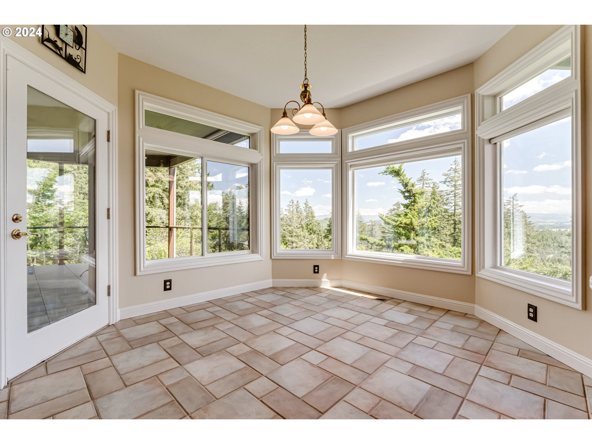 85290 Ridge Top Drive Eugene, OR 97405 - Photo 15 of 48 a view of an empty room with a window