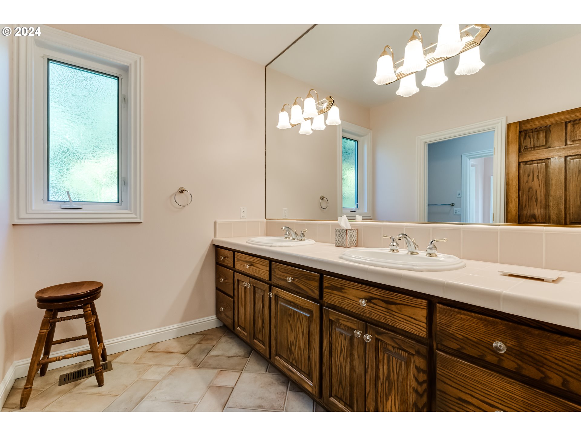 85290 Ridge Top Drive Eugene, OR 97405 - Photo 21 of 48 a bathroom with a double vanity sink and a mirror