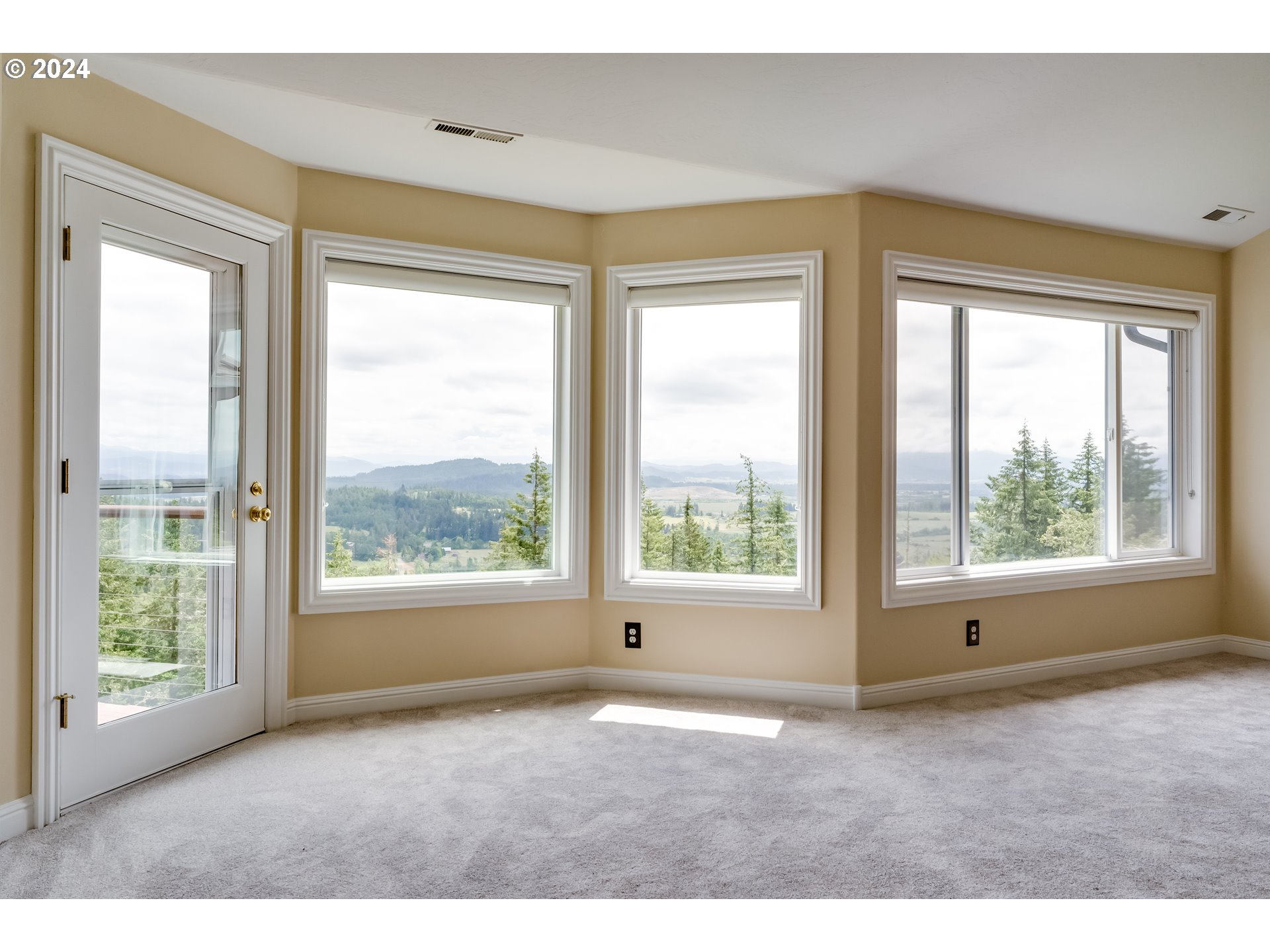 85290 Ridge Top Drive Eugene, OR 97405 - Photo 25 of 48 a view of an empty room with a window