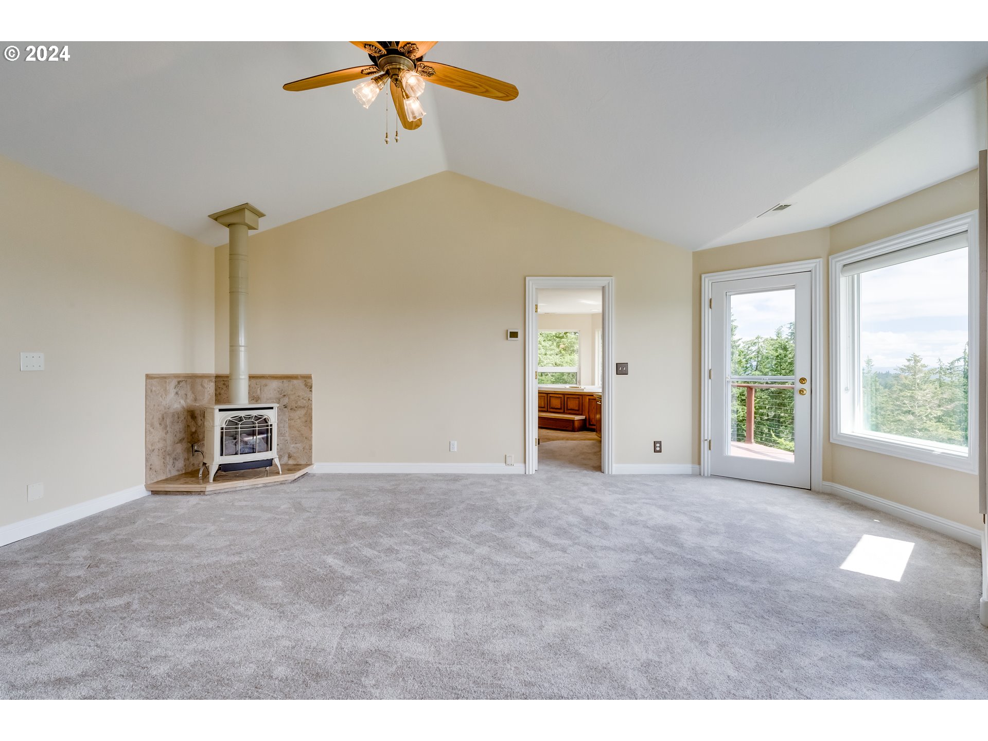 85290 Ridge Top Drive Eugene, OR 97405 - Photo 26 of 48 Owner's Suite Bedroom