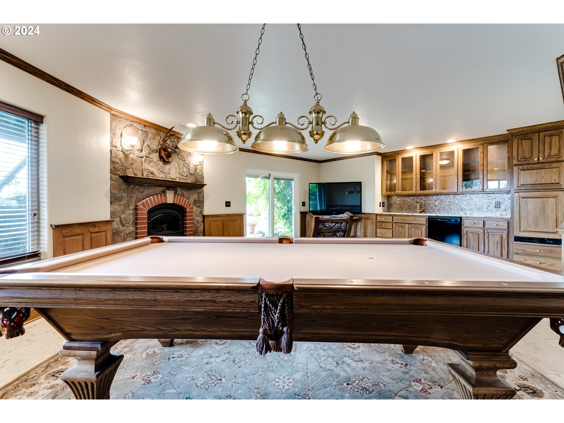 85290 Ridge Top Drive Eugene, OR 97405 - Photo 32 of 48 a large kitchen with a table and chairs
