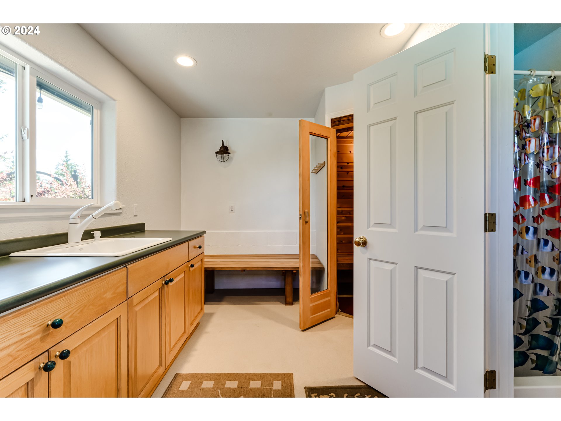 85290 Ridge Top Drive Eugene, OR 97405 - Photo 41 of 48 a spacious bathroom with a double vanity sink a mirror and a bathtub