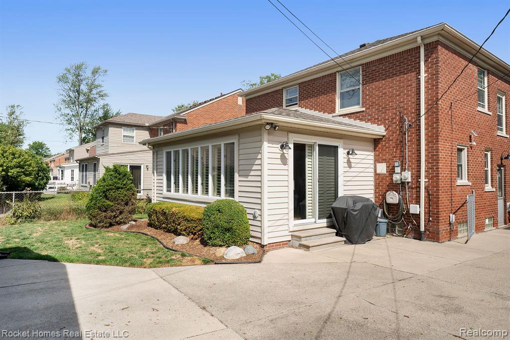 1629 Prestwick Road Grosse Pointe Woods, MI 48236 - Photo 32 of 37