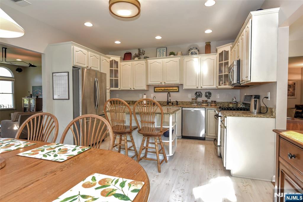 540 Burlington Street Paramus, NJ 07652 - Photo 8 of 34