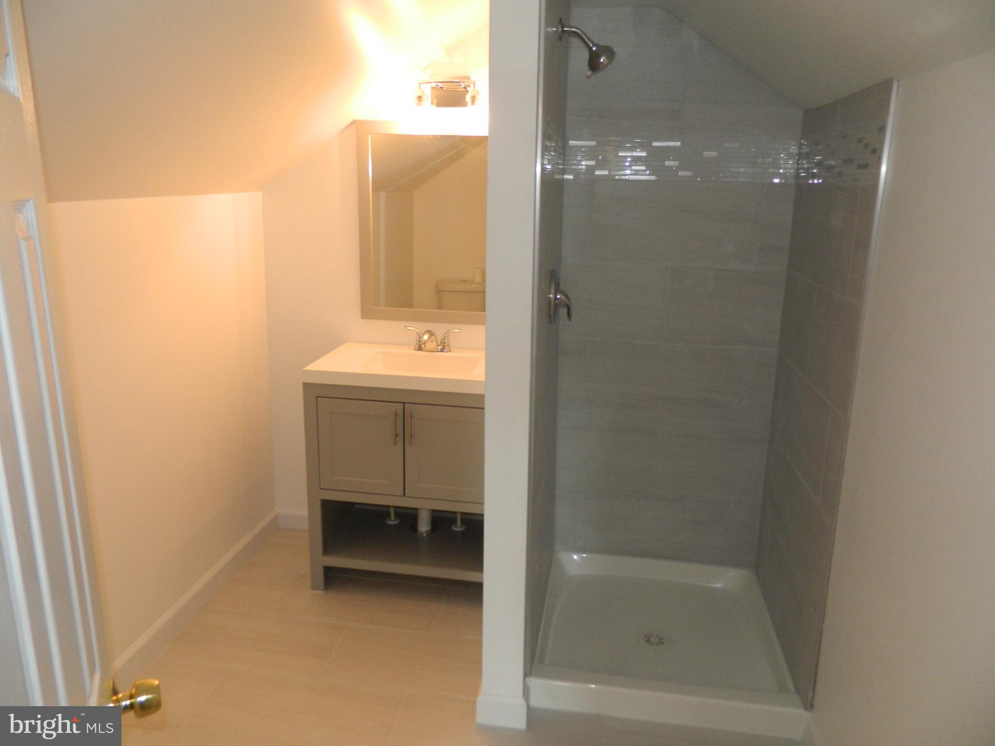 962 Woodlynn Road Baltimore, MD 21221 - Photo 14 of 21 master bath