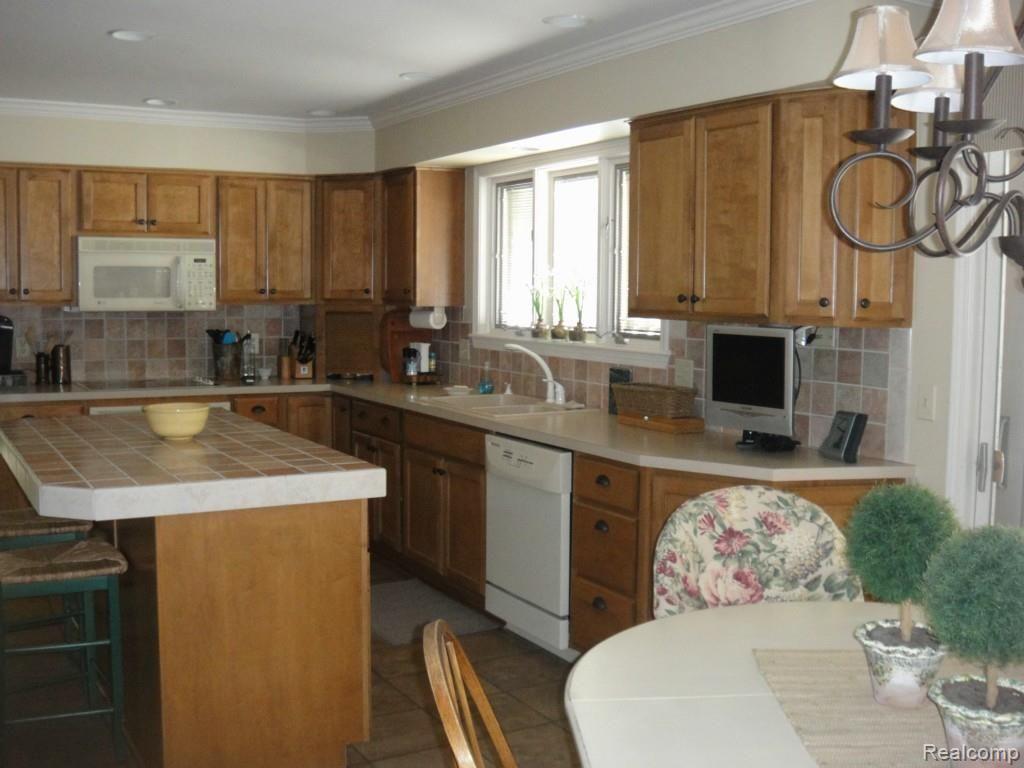418 Cypress Road Rochester, MI 48309 - Photo 3 of 13 DSC01385.jpg