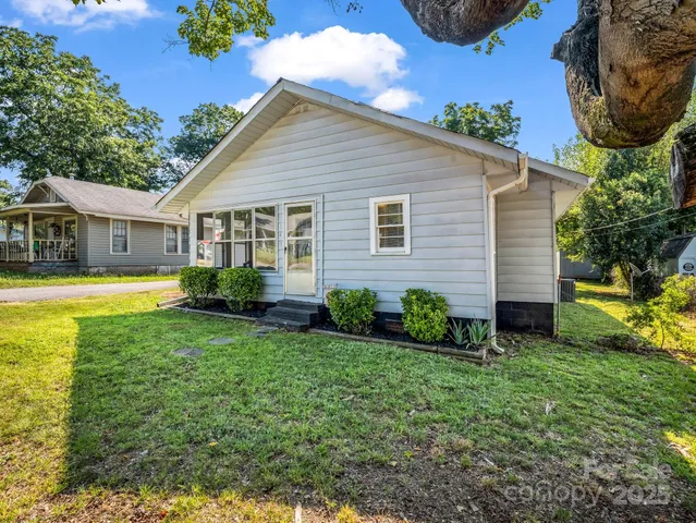 a view of house with a yard