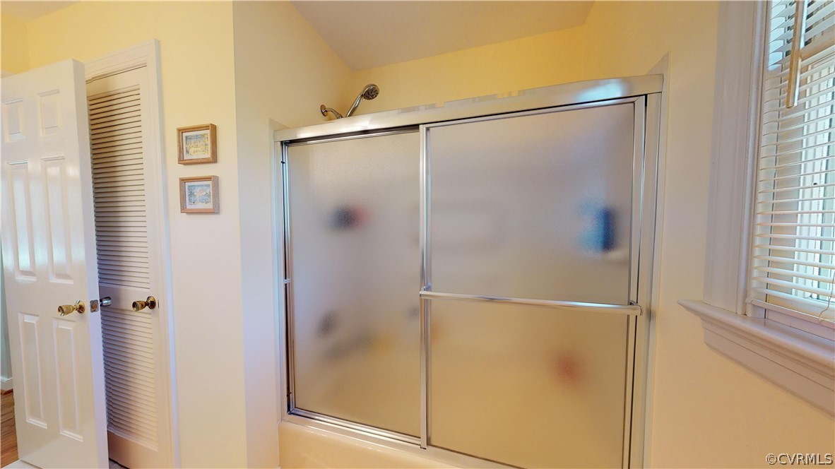 3493 Spring Run Road Mechanicsville, VA 23111 - Photo 19 of 49 Hallway bathroom walk-in linen closet, tub and sho