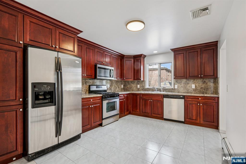 691 Hamilton Avenue Ridgefield, NJ 07657 - Photo 9 of 28