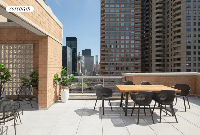 $1,385,000 | 234 East 46th Street, Unit PH2105 | Midtown East