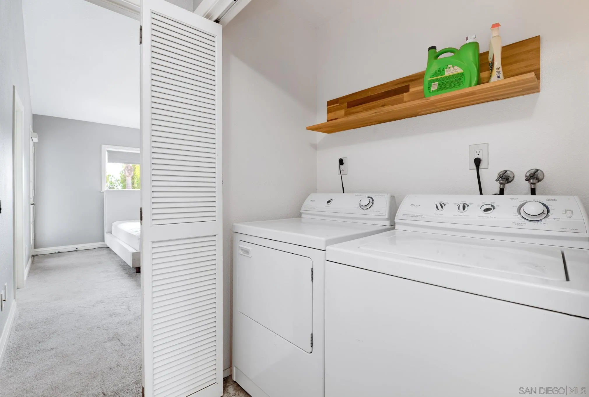 418 Summer View Circle Encinitas, CA 92024 - Photo 25 of 30 a utility room with dryer and washer