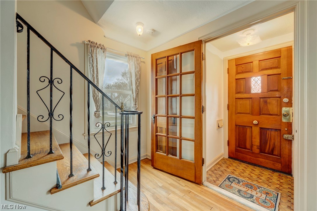 3574 Tullamore Road Cleveland, OH 44118 - Photo 2 of 35