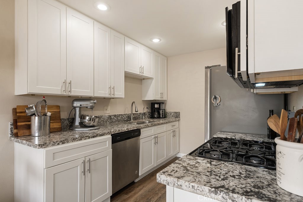 1313 Vía Santiago, Unit A Corona, CA 92882 - Photo 3 of 23