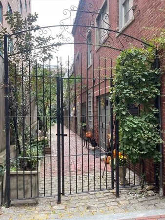 $2,550 | 36 Joy Street, Unit F1, Boston, MA 02114