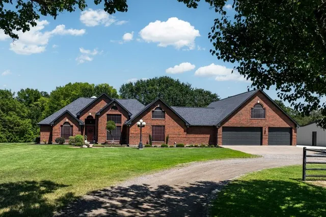a view of an house with backyard and garden