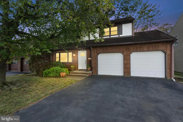 a view of a house with a yard and garage