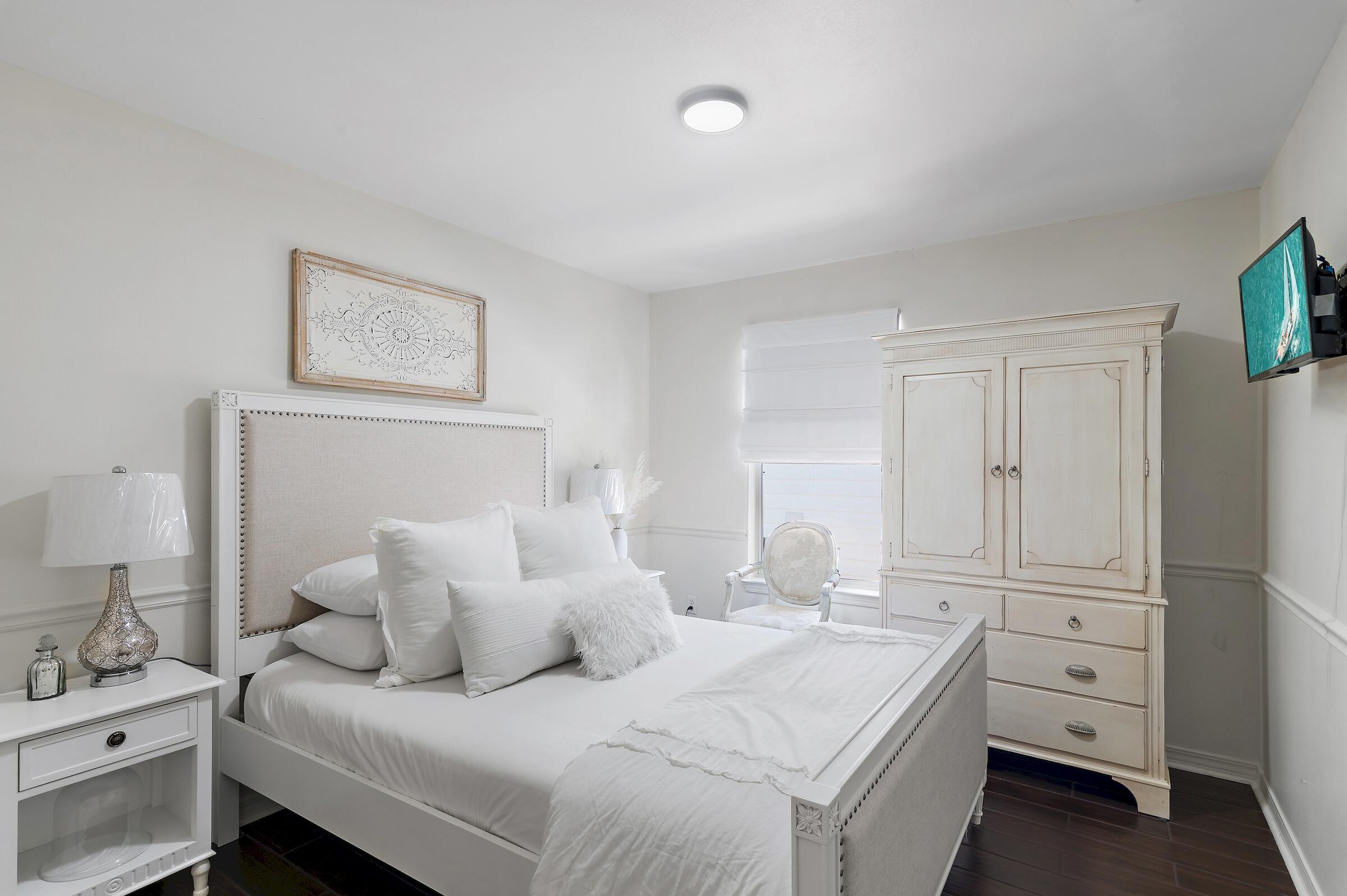 4485 Luke Avenue, Unit B Destin, FL 32541 - Photo 10 of 22 a bedroom with a bed and a dresser