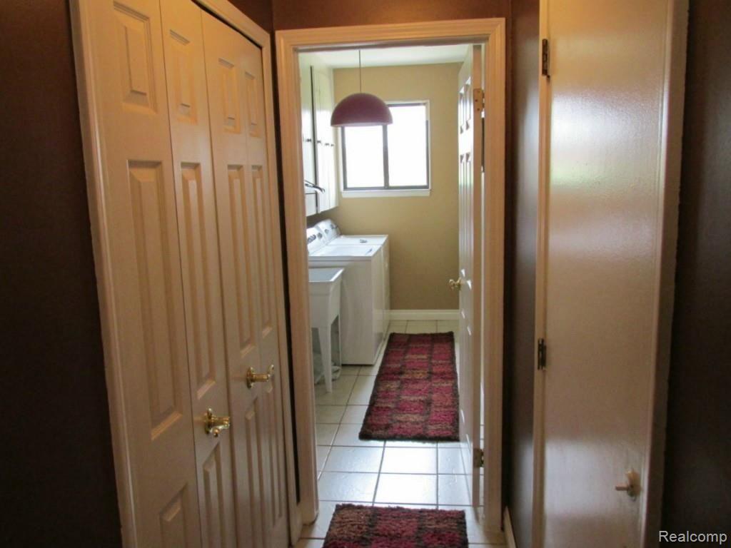 850 Downhill Lane Rochester, MI 48307 - Photo 14 of 19 dh-laundry.jpg