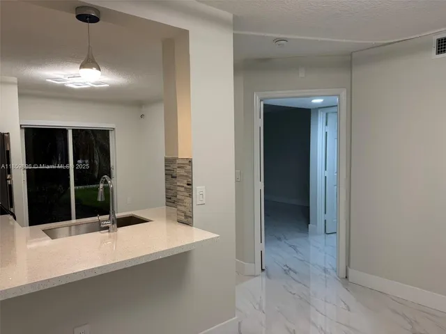 $2,400 | Pembroke Pines, Pembroke Pines, FL 33024